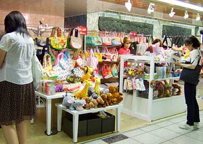 新宿プロムナードにて期間限定エルフグッズ発売中!!